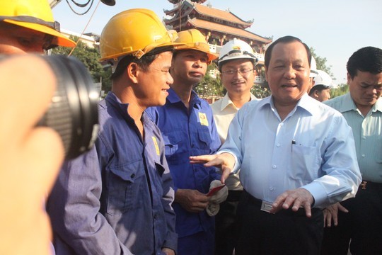 HCM city leaders visit local workers - ảnh 2
